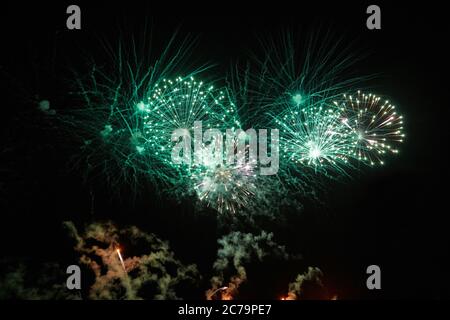 Feuerwerk für den Urlaub von verschiedenen bunten Explosionen in den Nachthimmel Stockfoto