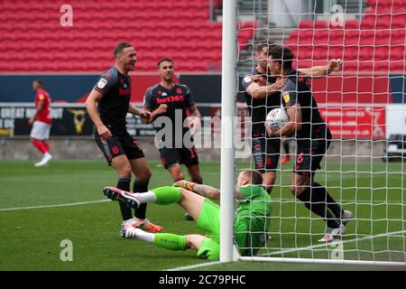 Danny Batth von Stoke City (rechts) feiert das erste Tor seiner Mannschaft mit Teamkollegen beim Sky Bet Championship-Spiel in Ashton Gate, Bristol. Stockfoto