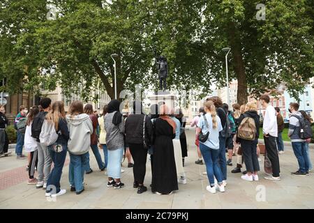 Bristol City, Bristol, UK, 15. Juli 2020: Kleine Menschenmassen versammeln sich, um Marc Quinns lebensgroße Statue des BLM Aktivisten Jen Ried zu sehen- einige Demonstranten in der Menge riefen zur Entfernung auf, während die meisten dachten, es wäre ein passender Ersatz: Credit Natasha Quarmby/ALAMY Live Stockfoto