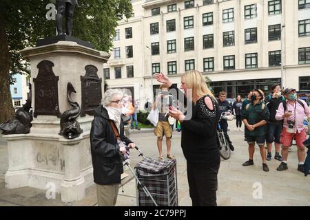 Bristol City, Bristol, UK, 15. Juli 2020: Kleine Menschenmassen versammeln sich, um Marc Quinns lebensgroße Statue des BLM Aktivisten Jen Ried zu sehen- einige Demonstranten in der Menge riefen zur Entfernung auf, während die meisten dachten, es wäre ein passender Ersatz: Credit Natasha Quarmby/ALAMY Live Stockfoto