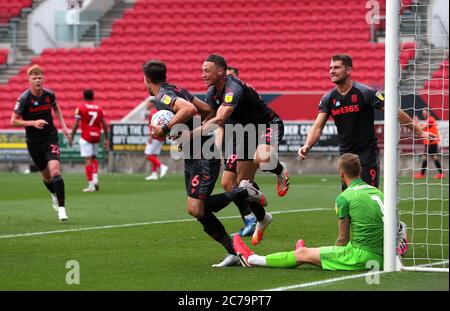 Danny Batth von Stoke City (links) feiert das erste Tor seiner Mannschaft mit Teamkollegen beim Sky Bet Championship-Spiel in Ashton Gate, Bristol. Stockfoto