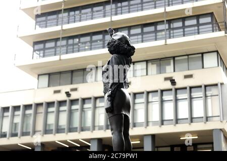 Bristol City, Bristol, UK, 15. Juli 2020: Kleine Menschenmassen versammeln sich, um Marc Quinns lebensgroße Statue des BLM Aktivisten Jen Ried zu sehen- einige Demonstranten in der Menge riefen zur Entfernung auf, während die meisten dachten, es wäre ein passender Ersatz: Credit Natasha Quarmby/ALAMY Live Stockfoto