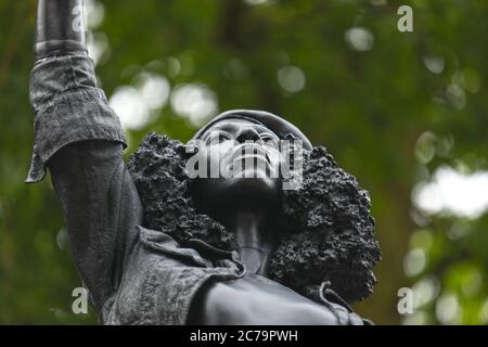 Bristol City, Bristol, UK, 15. Juli 2020: Kleine Menschenmassen versammeln sich, um Marc Quinns lebensgroße Statue des BLM Aktivisten Jen Ried zu sehen- einige Demonstranten in der Menge riefen zur Entfernung auf, während die meisten dachten, es wäre ein passender Ersatz: Credit Natasha Quarmby/ALAMY Live Stockfoto