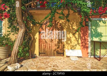 Tür von Blumen in einer Altstadt in Südeuropa eingerahmt Stockfoto