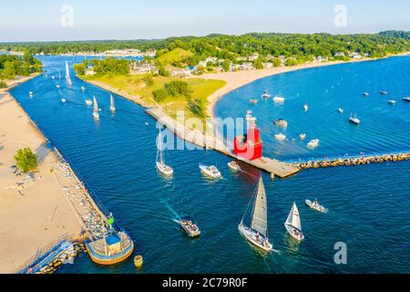 Luftaufnahme des Holland Harbour Lighthouse, Big Red Lighthouse, am Kanal, der Lake Macatawa mit Lake Michigan verbindet; Holland State Park Stockfoto