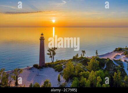 Luftaufnahme des Little Sable Point Lighthouse bei Sonnenuntergang über Lake Michigan; Mears, Michigan; Silver Lake State Park Stockfoto