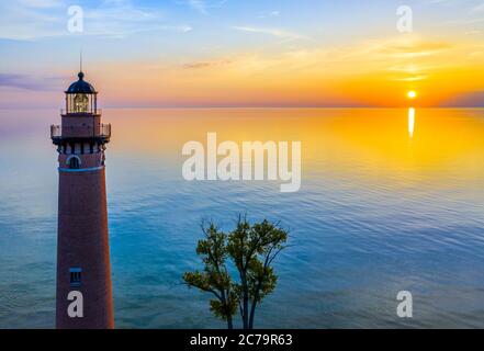 Luftaufnahme des Little Sable Point Lighthouse bei Sonnenuntergang über Lake Michigan; Mears, Michigan; Silver Lake State Park Stockfoto