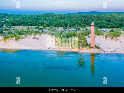 Luftaufnahme des Little Sable Point Lighthouse, gelegen am Lake Michigan am Silver Lake State Park in der Nähe von Mears, Michigan Stockfoto