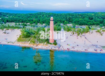 Luftaufnahme des Little Sable Point Lighthouse, gelegen am Lake Michigan am Silver Lake State Park in der Nähe von Mears, Michigan Stockfoto