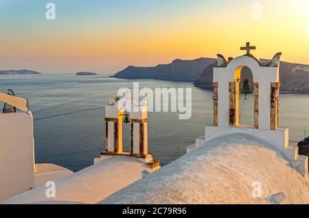 Traditionelle griechische Kirche über dem blauen Meer der ägäis von ​​the Stockfoto