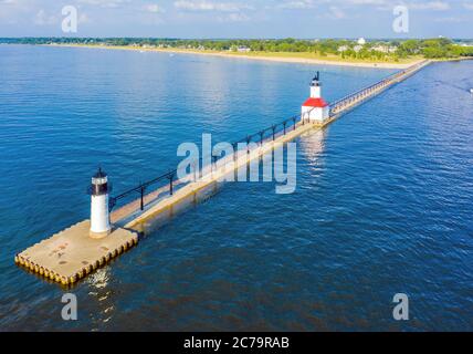 Luftaufnahme des St. Joseph North Pier Outer und Inner Lights am Lake Michigan; St. Joseph, Michigan; St. Joseph River Stockfoto