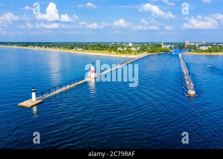 Luftaufnahme des St. Joseph North Pier Outer und Inner Lights am Lake Michigan; St. Joseph, Michigan; St. Joseph River Stockfoto