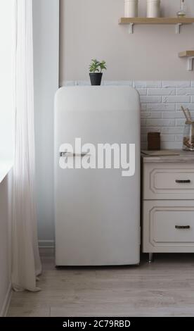 Vintage Retro-Stil weißen Kühlschrank in der Küche Stockfoto