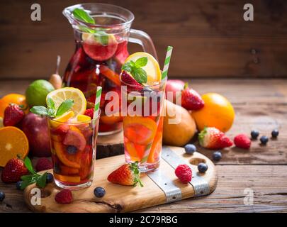 Im Sommer ein kalter Cocktail, Sangria-Drink Stockfoto