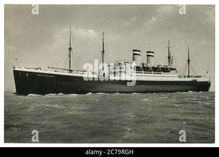 Deutsche historische Fotopostkarte: ozeandampfer SS «Deutschland» (1923) der Hamburg-Amerika-Linie auf See. Strecke Hamburg - New York, 1924-1940. Deutschland Stockfoto