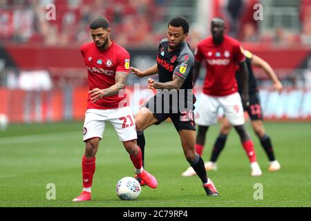 Nahki Wells (links) und Jordan Cousins von Stoke City kämpfen beim Sky Bet Championship-Spiel am Ashton Gate in Bristol um den Ball. Stockfoto