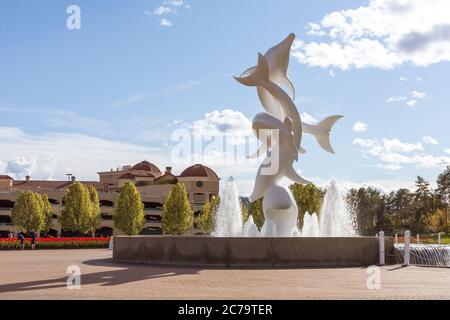 Kelowna, BC / Kanada - 18. Mai 2020: Rhapsody Dolphins Statue. Gelegen in Rhapsody Plaza am nördlichen Ende der Water Street. Stockfoto