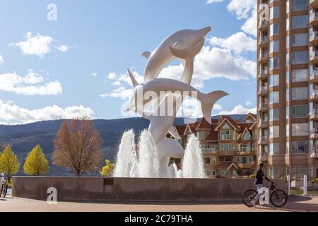 Kelowna, BC / Kanada - 18. Mai 2020: Rhapsody Dolphins Statue. Gelegen in Rhapsody Plaza am nördlichen Ende der Water Street. Stockfoto