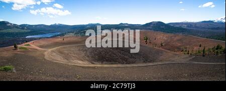 Großes Panorama des Gipfelkraters des Cinder Cone im Lassen Volcanic National Park in Nordkalifornien. Mit Snag See und lassen pic mit Schnee. Stockfoto