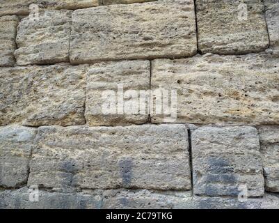 Ziegelwand aus alten Steinen gelbe Schale Stockfoto