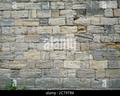 Ziegelwand aus alten Steinen gelbe Schale Stockfoto