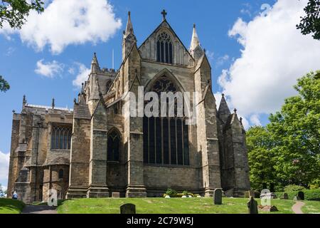 Mit alten Türmen und einem Friedhof mit Grabsteinen im Vordergrund, ist das östliche Ende der Kathedrale von Ripon zu sehen, Ripon, North Yorkshire, UK. Stockfoto