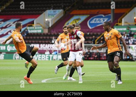 Burnley, Großbritannien. Juli 2020. Jay Rodriguez aus Burnley versucht, den Ball zu kontrollieren, während er von Wolves-Spielern umgeben ist.Premier League Spiel, Burnley gegen Wolverhampton Wanderers im Turf Moor in Burnley, Lancs am Mittwoch, den 15. Juli 2020. Dieses Bild darf nur für redaktionelle Zwecke verwendet werden. Nur für redaktionelle Zwecke, Lizenz für kommerzielle Nutzung erforderlich. Keine Verwendung in Wetten, Spiele oder ein einzelner Club / Liga / Spieler Publikationen. PIC von Chris Stading / Andrew Orchard Sport Fotografie / Alamy Live News Kredit: Andrew Orchard Sport Fotografie / Alamy Live News Stockfoto