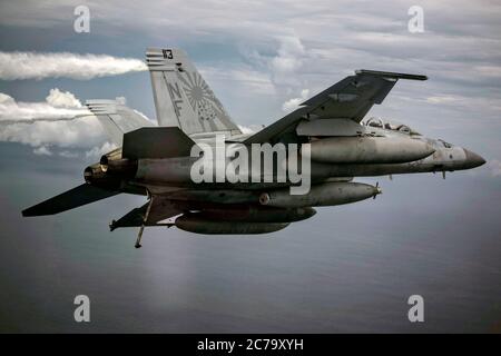 Ein F/A-18F Super Hornet Kampfflugzeug der US Navy aus den Diamondbacks des Strike Fighter Squadron 102 führt Patrouilleneinsätze vor dem Flugzeugträger USS Ronald Reagan der Nimitz-Klasse während des Betriebs am 4. Juli 2020 in der philippinischen See durch. Stockfoto