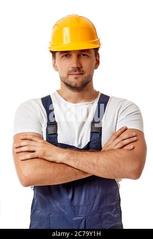 Junge kaukasische Mann Bauarbeiter in Hut mit Armen gefaltet isoliert auf weißem Studio Hintergrund Stockfoto