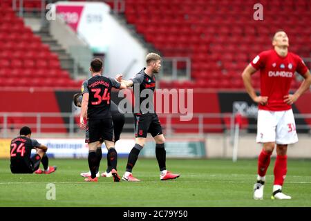 Die Spieler reagieren nach dem letzten Pfiff beim Sky Bet Championship-Spiel in Ashton Gate, Bristol. Stockfoto