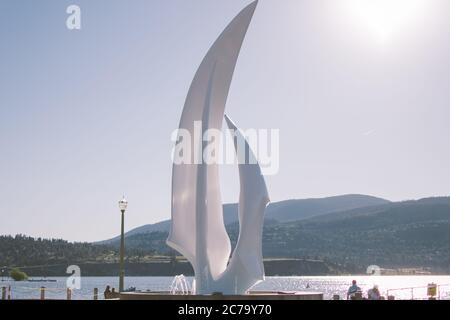 Kelowna, BC, Kanada - 23. Juni 2017: Kelowna Sails Statue auf der Bernard Avenue Stockfoto