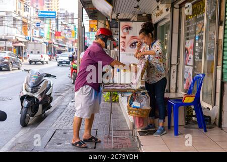 Ein Mann kauft eine Lotterie-Karte an einem Straßenschalter. Asiatische Traditionen. Stockfoto