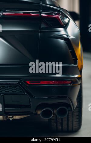 Lamborghini Urus schwarz Farbe Sportwagen Nahaufnahme Stockfoto