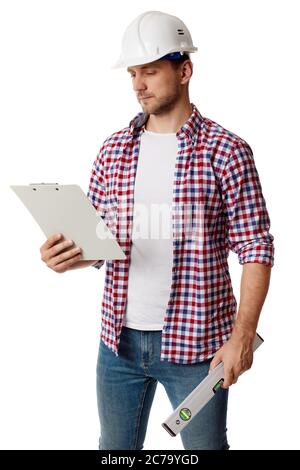 Männlicher Architekt in Hut hält Zwischenablage und Baumeister Ebene. builder in Shirt isoliert auf weißem Studio Hintergrund Stockfoto
