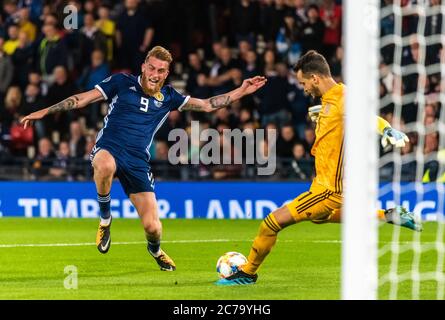 Glasgow, Schottland, Vereinigtes Königreich – 6. September 2019. Die schottische Fußballnationalmannschaft Stürmer Oliver McBurnie gegen Russland Torwart Guilherme Dur Stockfoto