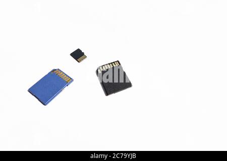 Blaue und schwarze SD-Flash-Karten mit weißer Farbe isoliert. Eine microSD-Karte und eine SD-Karte auf einem weißen Tisch Stockfoto