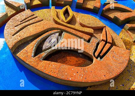 Mosaikfliesen Gesicht in der alten Pool. Die Sonne ist auf der Unterseite des Pools mit Mosaiken dargestellt Stockfoto