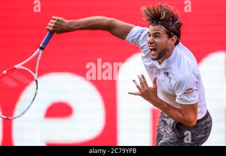 Berlin, Deutschland. Juli 2020. Tennis: Einladungsturnier 'bett1aces' für Damen und Herren im Steffi Graf Stadion. Männer, Singles, Finale, Berrettini (Italien) - Thiem (Österreich). Dominic Thiem gibt einen Ball zurück. Quelle: Andreas Gora/dpa/Alamy Live News Stockfoto