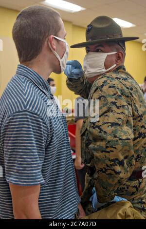 US Marine Corps SSgt. Ricardo Lomeli, rechts, korrigiert einen neuen Rekruten bei Fox Company, 2. Rekrut Training Bataillon während des Empfangs am Marine Corps Recruit Depot 14. Juli 2020 in San Diego, Kalifornien. Stockfoto