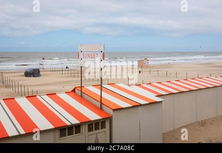 Gestreifte Strandhütten in einer Reihe entlang der Nordseestrände Belgiens Stockfoto