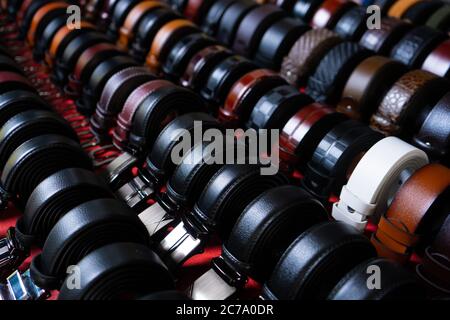 Bekleidungsgeschäft, Regal mit Männer-Taillengurten. Stockfoto