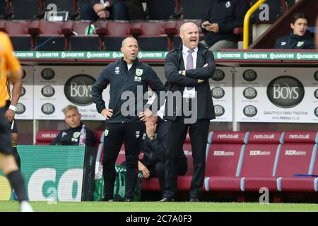 Burnley, Großbritannien. Juli 2020. Burnley Manager Sean Dyche (r) ruft seinen Spielern Anweisungen vom Dugout, während Assistent Ian Woan auf schaut. Premier League Spiel, Burnley gegen Wolverhampton Wanderers im Turf Moor in Burnley, Lancs am Mittwoch, 15. Juli 2020. Dieses Bild darf nur für redaktionelle Zwecke verwendet werden. Nur für redaktionelle Zwecke, Lizenz für kommerzielle Nutzung erforderlich. Keine Verwendung in Wetten, Spiele oder ein einzelner Club / Liga / Spieler Publikationen. PIC von Chris Stading / Andrew Orchard Sport Fotografie / Alamy Live News Kredit: Andrew Orchard Sport Fotografie / Alamy Live News Stockfoto