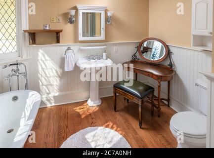 Vintage Badezimmer mit Standwaschbecken und Clawfoot Badewanne, Philadelphia, USA Stockfoto