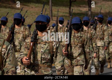 US Air Force Academy Kadetten aus der Klasse von 2024 März nach Jacks Valley tragen PSA und soziale Distanzierung, um Basic Cadet Training an der Air Force Academy beginnen 13. Juli 2020 in Colorado Springs, Colorado. Stockfoto