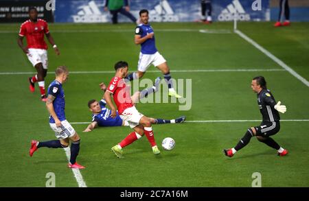 Charlton Athletic Macauley Bonne hat einen Schuss von Birmingham City Torwart Lee Camp während des Sky Bet Championship Spiel im St. Andrew's Trillion Trophy Stadium, Birmingham gespeichert. Stockfoto