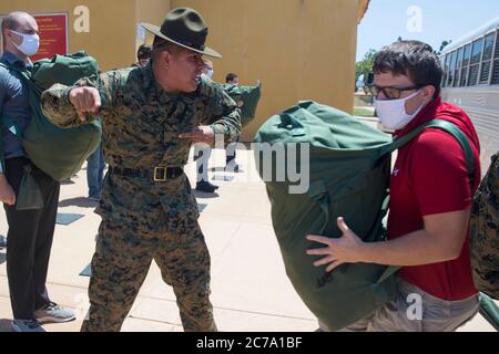 US Marine SSgt. Ricardo Lomeli, ein leitender Bohrlehrer, begrüßt neue Rekruten bei Charlie Company, 1. Rekrut Training Bataillon, während des Empfangs am Marine Corps Recruit Depot am 7. Juli 2020 in San Diego, Kalifornien. Stockfoto