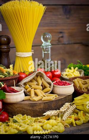 Auswahl an ungekochten Nudeln und Gemüse Stockfoto