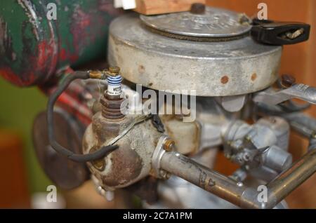 Detail eines 1931 Johnson 3 PS Außenbordbootmotors einschließlich des Sparkplug auf dem Display im Museum in wahrscheinlich, British Columbia, Kanada. Stockfoto