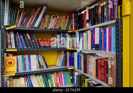 Dresden, Deutschland. Juli 2020. Die Tür einer gelben, ehemaligen Telefonzelle ist offen. Im Inneren befinden sich Regale mit Büchern. Hier können Sie Bücher als Geschenk mitnehmen und kostenlos mitnehmen. Quelle: Robert Michael/dpa-Zentralbild/ZB/dpa/Alamy Live News Stockfoto