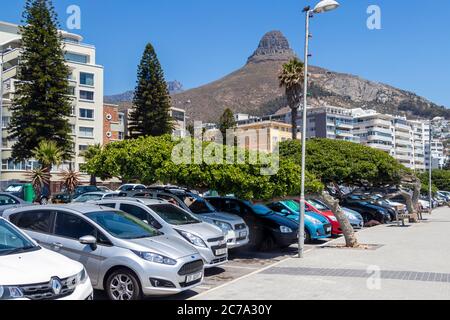 Berge, Hotels und Parkplätze am Sea Point, Strandpromenade in Kapstadt Südafrika. Stockfoto